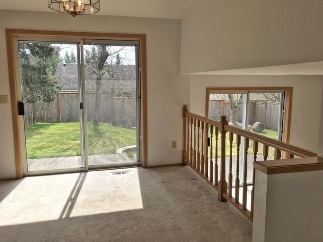 Building Photo - Great 3 bed with huge yard!