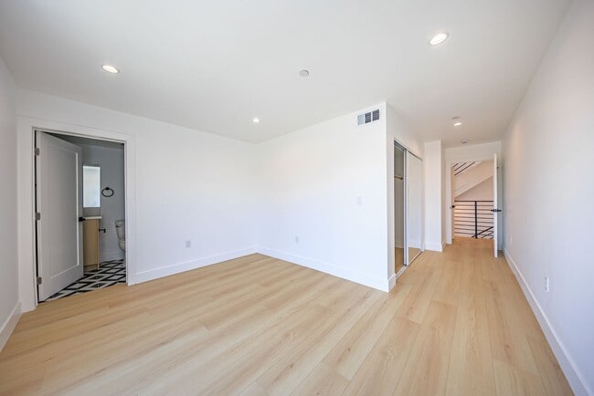Building Photo - 1259 S Longwood Ave