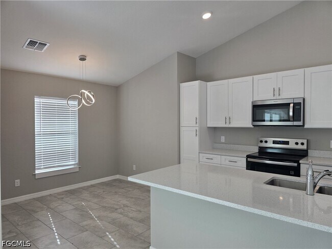 Building Photo - 4309 NE 20th Ct