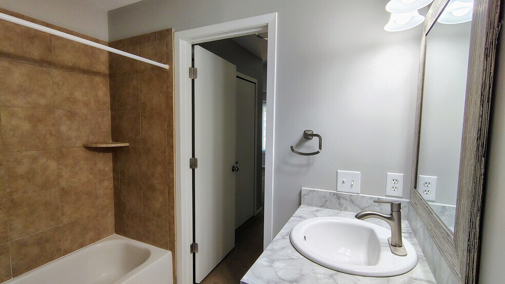 Building Photo - 24757 Bashian Dr