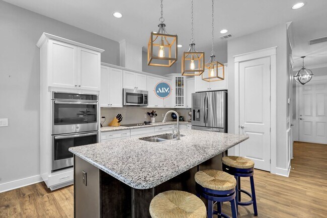 Building Photo - Luxury Living in Hampton Lake