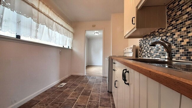 Building Photo - Beautiful 2 bedroom House...Just for you!