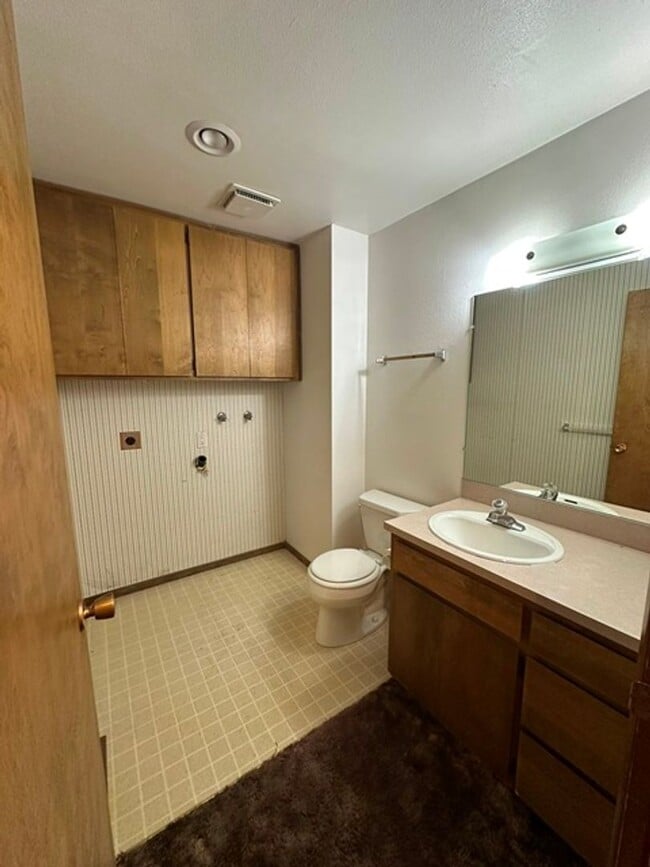 Building Photo - 2 Bedroom, 1 1/2 bath Townhome