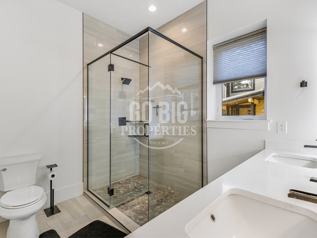 Building Photo - Luxury 5 Bedroom Single Family Home