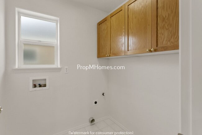 Building Photo - Wonderful Three Bedroom Plus Office In Bea...