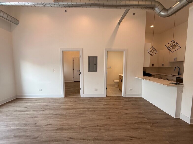 Building Photo - 4735 N Artesian Ave