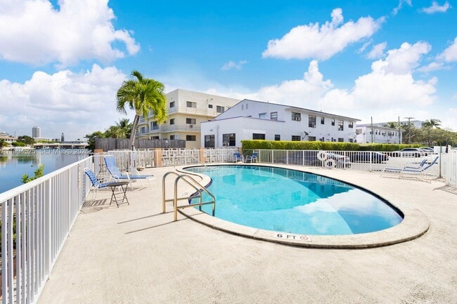 Building Photo - 1185 Marseille Dr