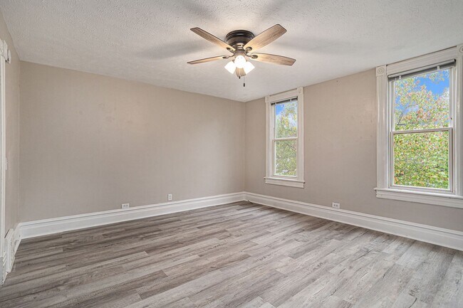 Building Photo - $950 2 Bedroom 1 bathroom apartment Fully ...