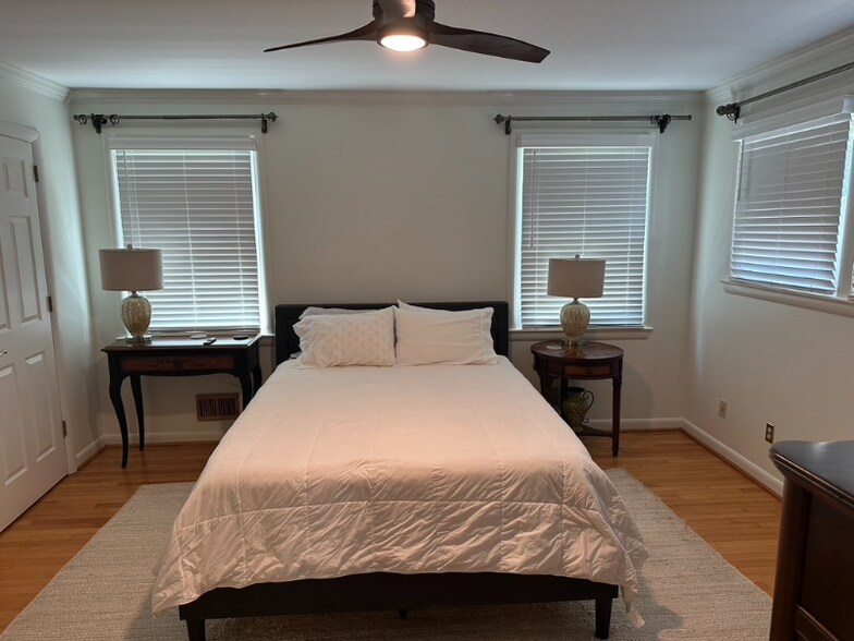 Building Photo - 749 Poinsettia St