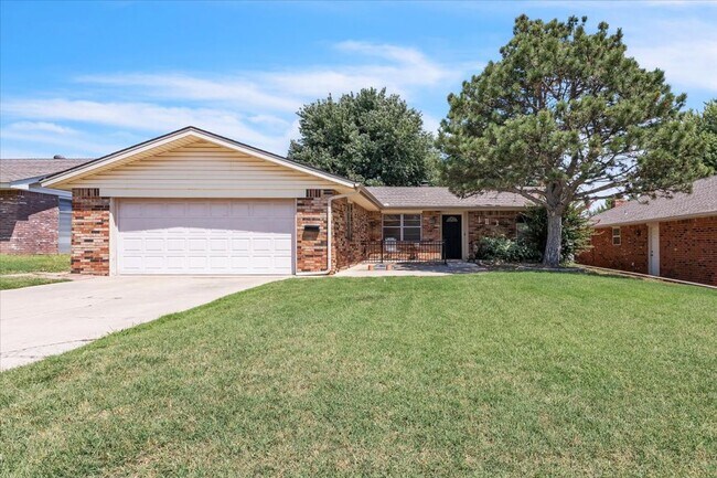 Building Photo - Lawn Care Included! 3 bed, 2 bath, 2 livings