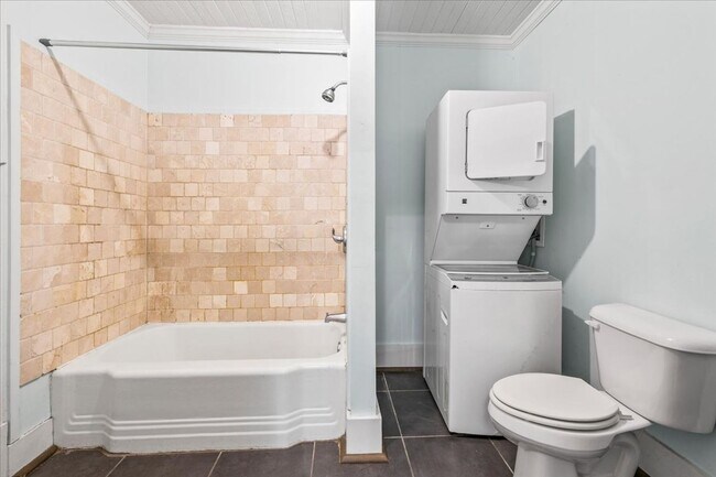 Building Photo - Savannah Eastside Home | 2 Bed 1 Bath | Remodeled Kitchen | In-Unit W/D | Private Driveway