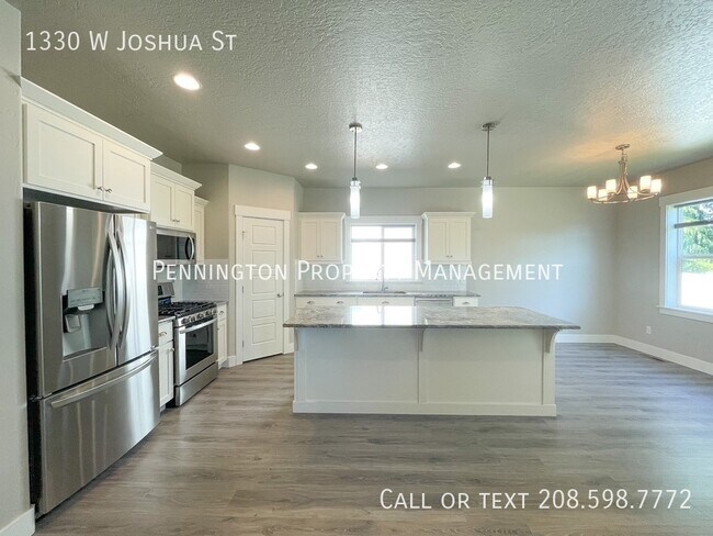 Building Photo - 1330 W Joshua St