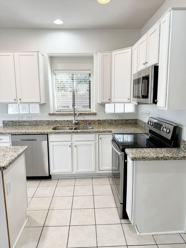 Building Photo - ABSOLUTELY STUNNING 4BR 2.5BA, OVER 2100SQFT, COMMUNITY POOL, CHANDLER