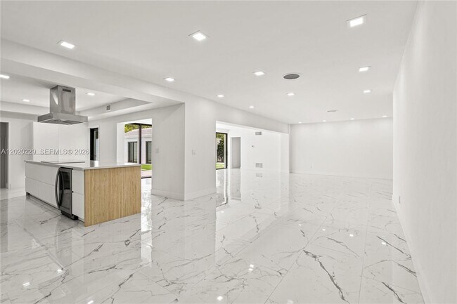 Building Photo - 112 E 1st Ct