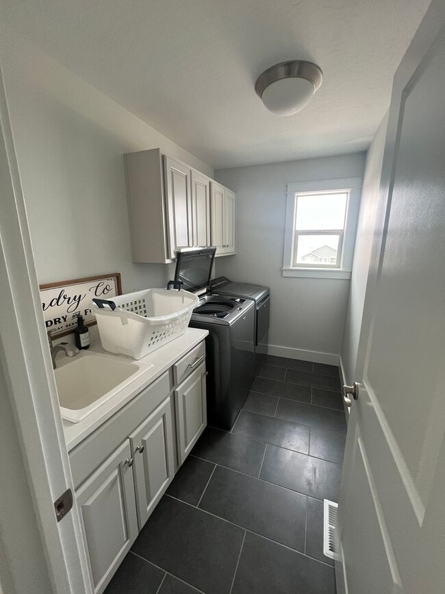 Building Photo - 4 Bed/2.5 Bath Newly Built Single Family Home in Mountain View Meadows W/ Big attached Garage!