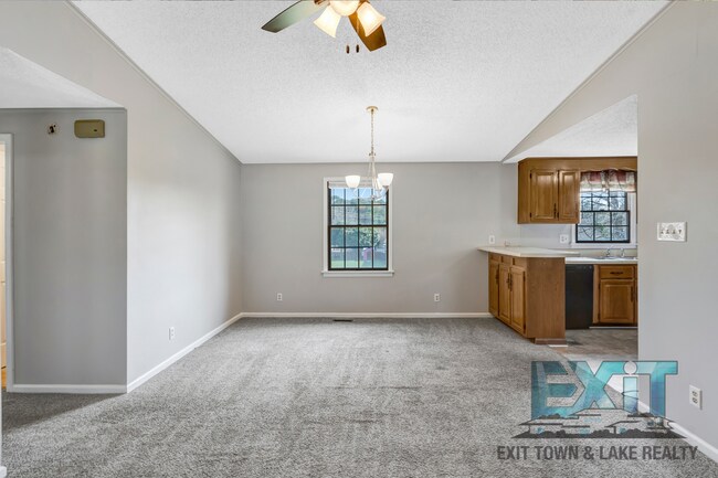 Building Photo - 3 Bedroom/2 Bathroom Home