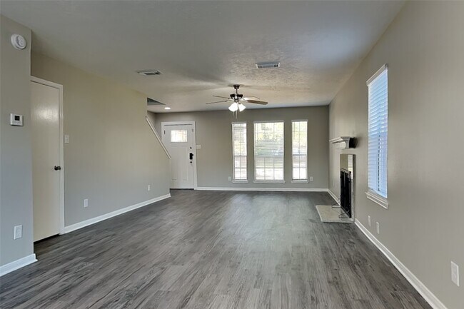 Building Photo - 2211 Pincher Creek Dr