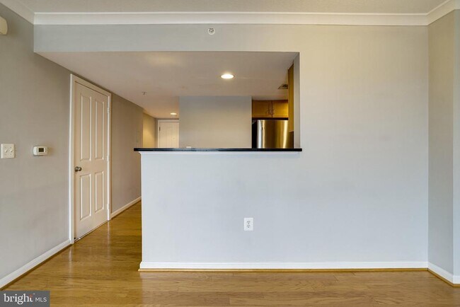 Building Photo - 2220 Fairfax Dr