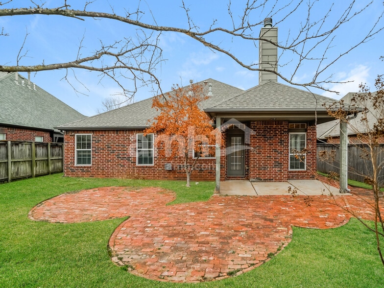 Building Photo - 917 S Desert Palm Ave