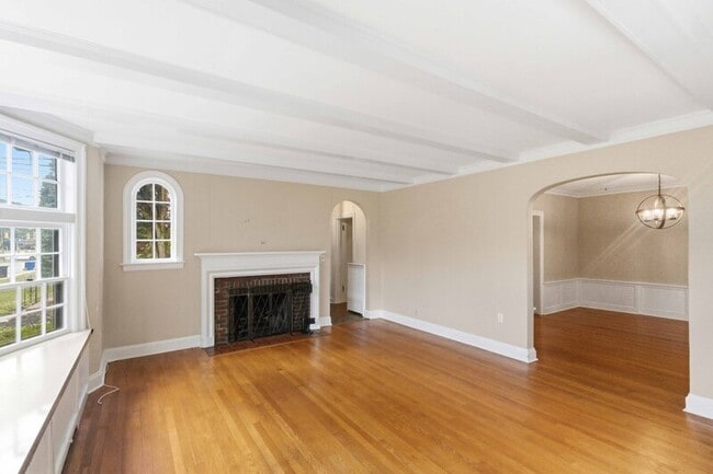 Building Photo - 10 N Elk Ave
