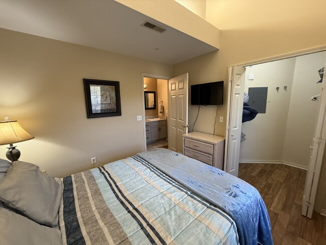 Building Photo - Penthouse Fully Furnished - Lakeview 2 Bedroom Condo