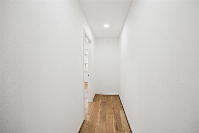 Building Photo - 5602 Hialeah Dr