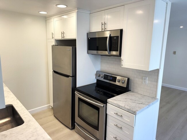 Building Photo - Bright and breezy, updated 2+2 condo in Playa Del Rey, fireplace, pool