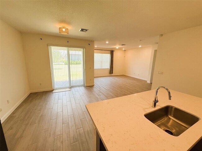Building Photo - 1704 NE White Pine Terrace