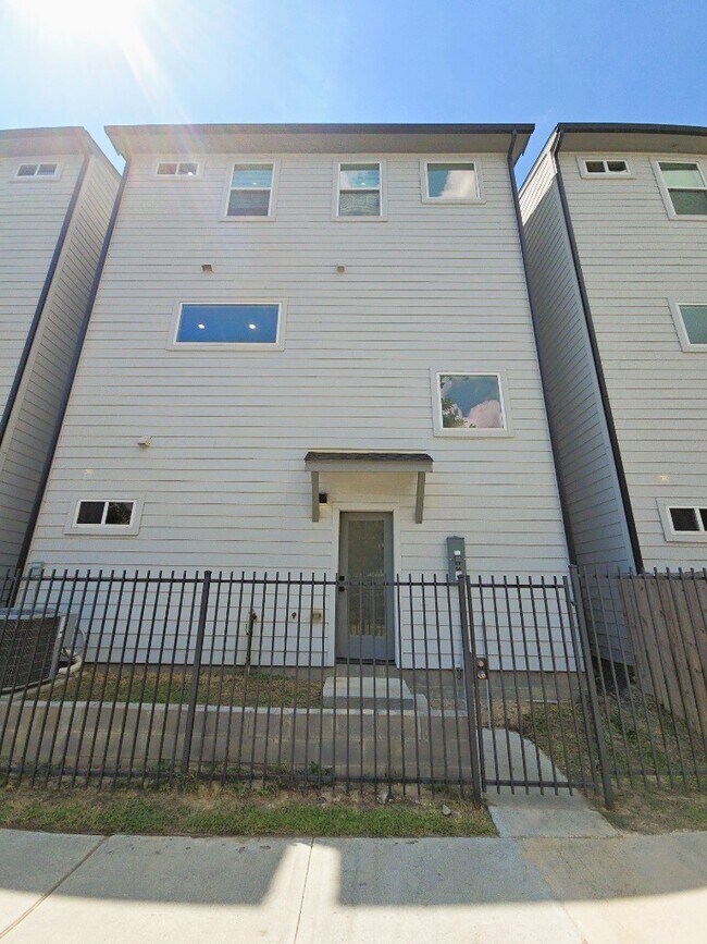 Building Photo - 2852 Cline St