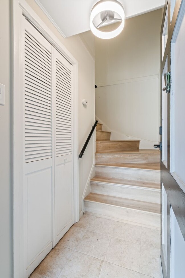 Building Photo - Cute, Comfortable and Convenient Apartment...