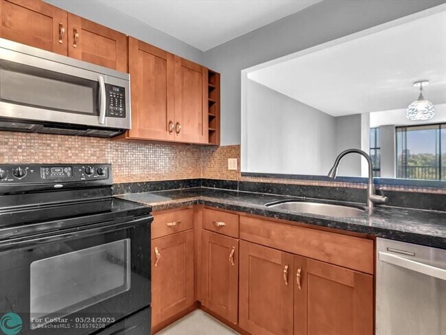 Building Photo - 20379 W Country Club Dr