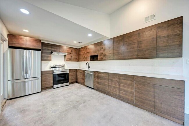 Building Photo - 6305 Forest Hills Dr
