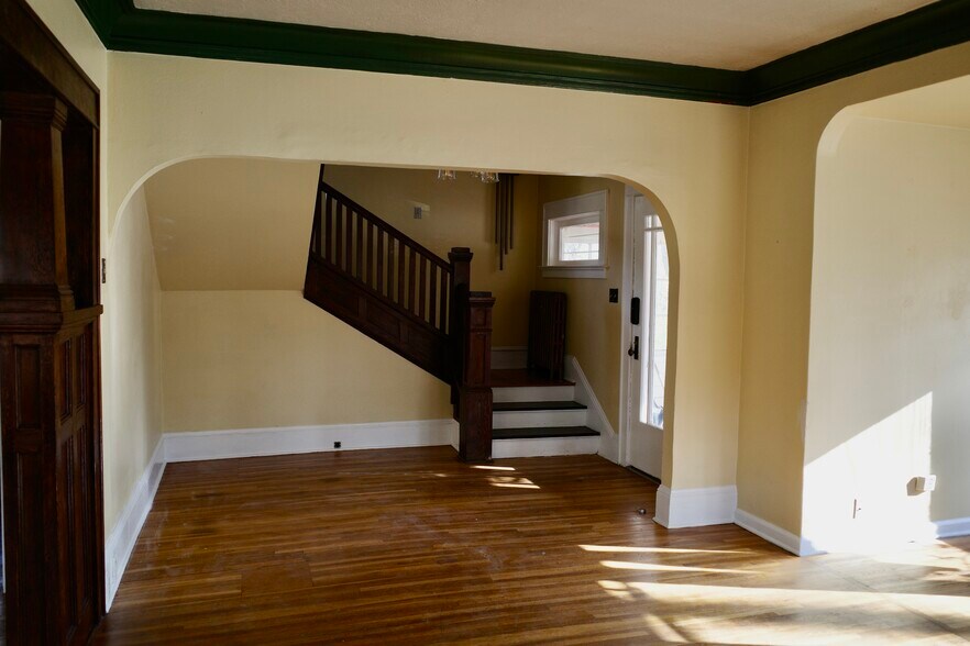 Entryway - 8607 SE Morrison St