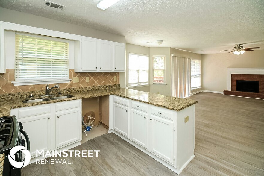 Building Photo - 8535 Glenwoods Dr