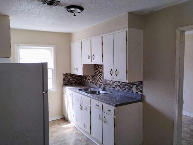 Building Photo - 3 bed 2 Bath Home Super Large Back Yard