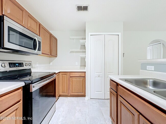 Building Photo - 8224 Halls Hammock Ct