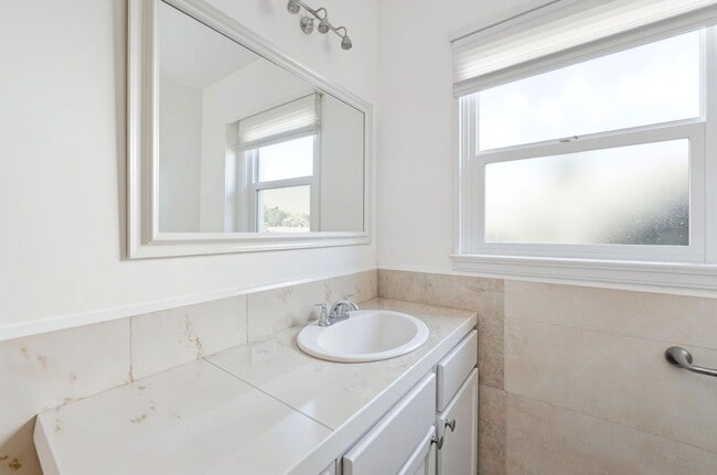 Building Photo - 1556 S Beverly Glen Blvd