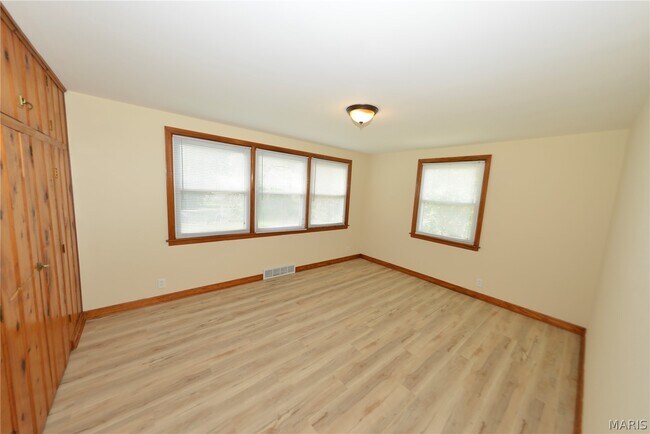 Building Photo - 1005 Hawthorn Ave