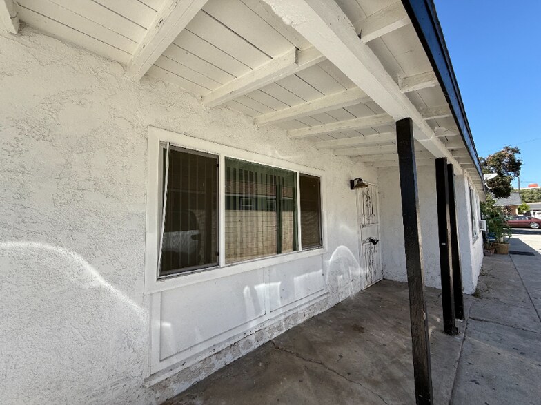 Building Photo - 924 W Chestnut Ave