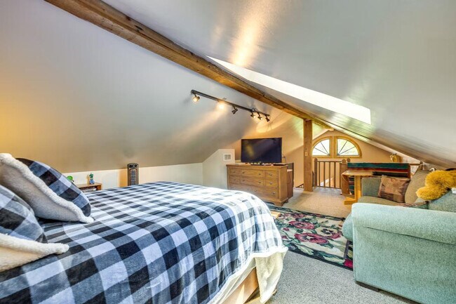 Building Photo - 619 N Corona St