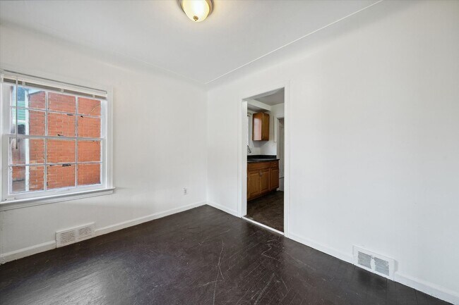 Building Photo - 3 bedroom bungalow - $1250