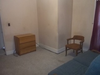Middle room NE corner - 922 E Main St