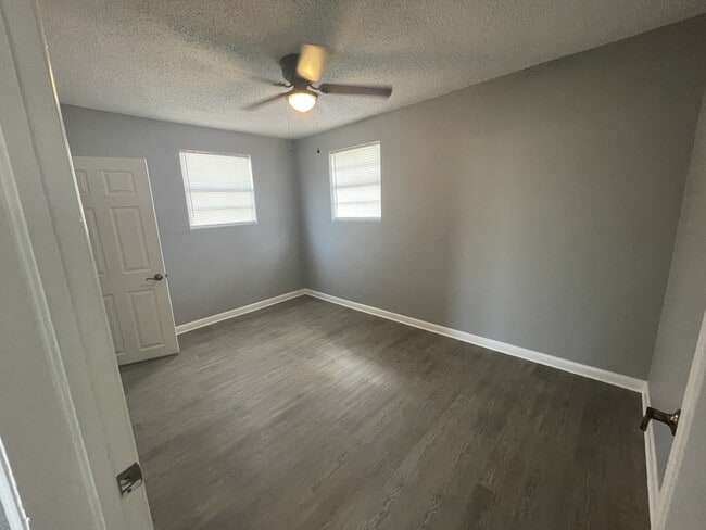 Building Photo - 338 W Bay Ave