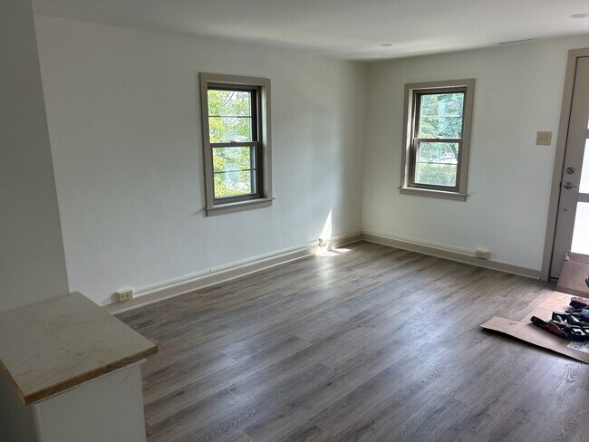 Building Photo - 124 Elm St