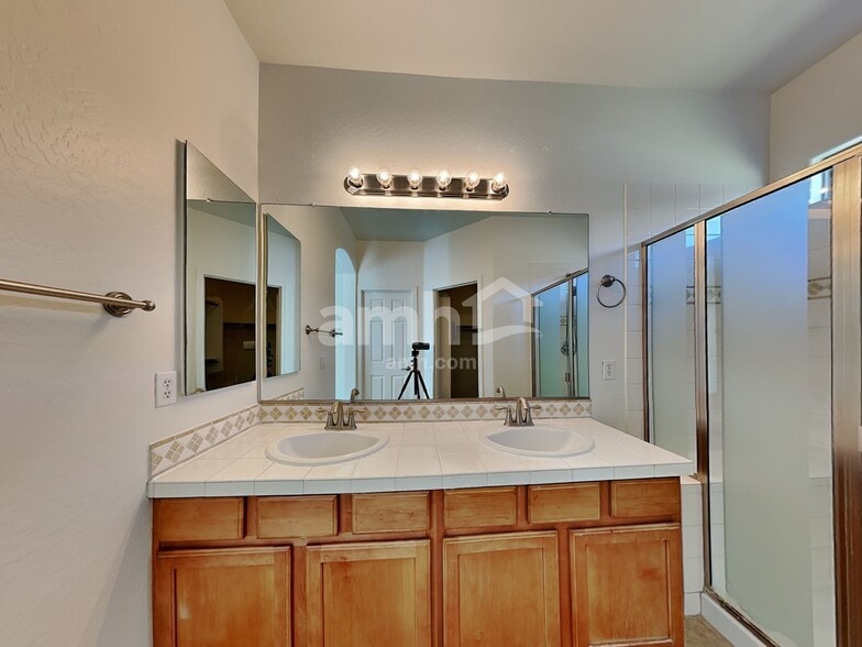 Building Photo - 10121 W Luxton Ln