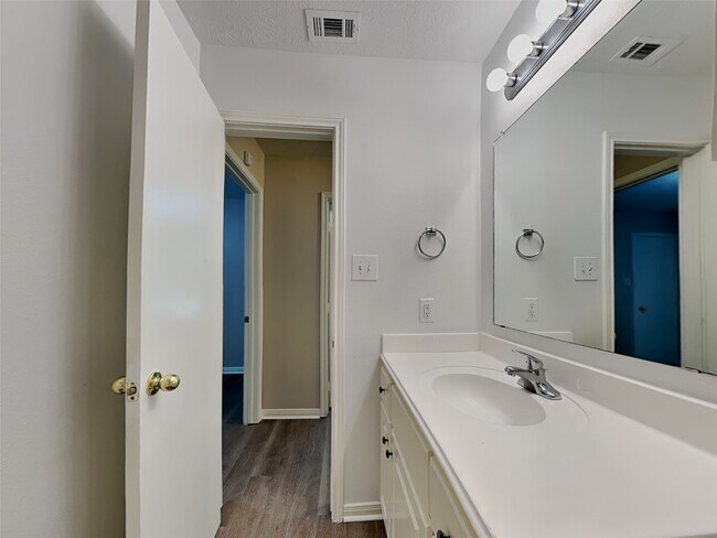 Building Photo - 16372 River Fall Ct