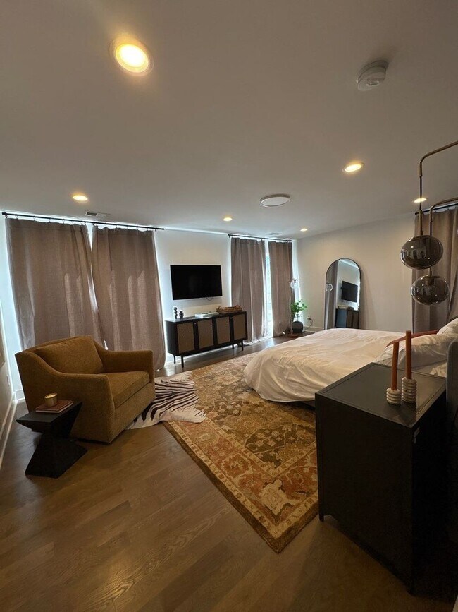 Building Photo - Fully Furnished 5 Bed, 3.5 Bath Located In East Nashville's McFerrin Park Neighborhood w/ Flexibl...