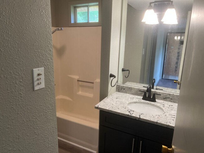 Building Photo - 2 Bed 1 Bath Cottage