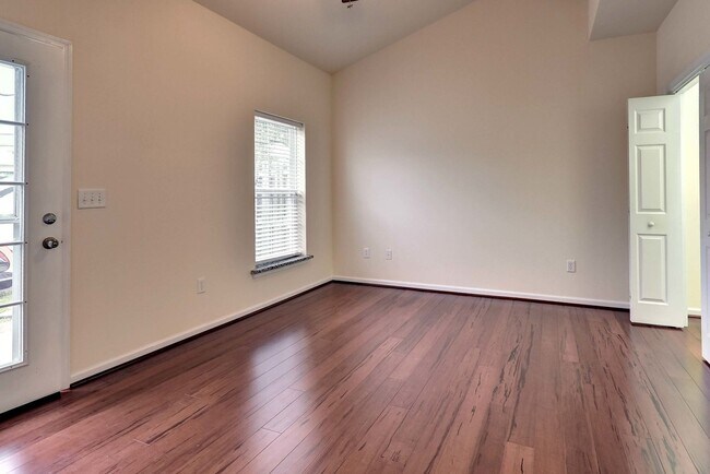 Building Photo - Spacious 3 Bedroom 2.5 Townhome Near Fort Eustis - Granite Kitchen & Fenced In Backyard