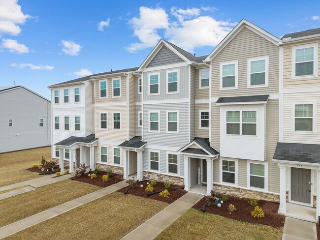 Building Photo - Raleigh Living Made Easy – 3BR Townhome w/ Amenities & Prime Location